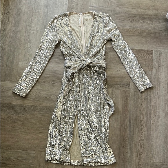 Naeem Khan Silver Sequin Long Sleeve Plunge Dress